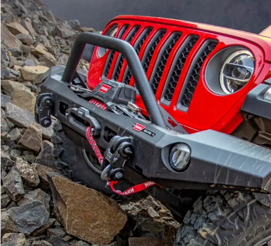 Jeep met Warn lier op rotsen